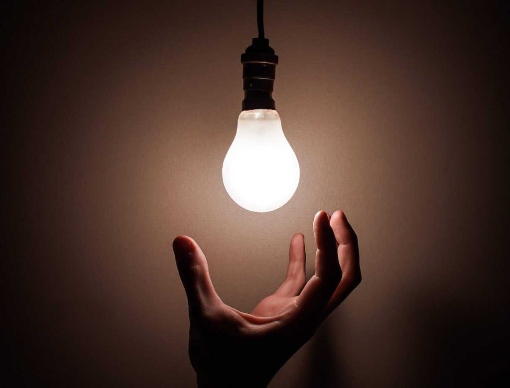 Miten tarinat syntyvät? Mistä ideat tulevat? - Kirjoittajakoulu