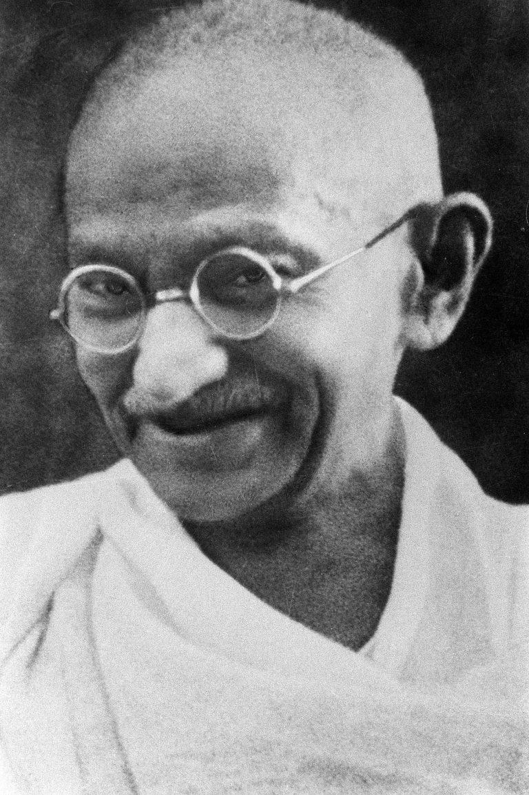 Lue Mahatma Gandhin elämäntarina ja opetukset